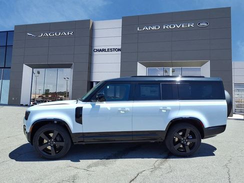 New 2026 Land Rover Defender 130 X-Dynamic SE AWD/4WD image 2
