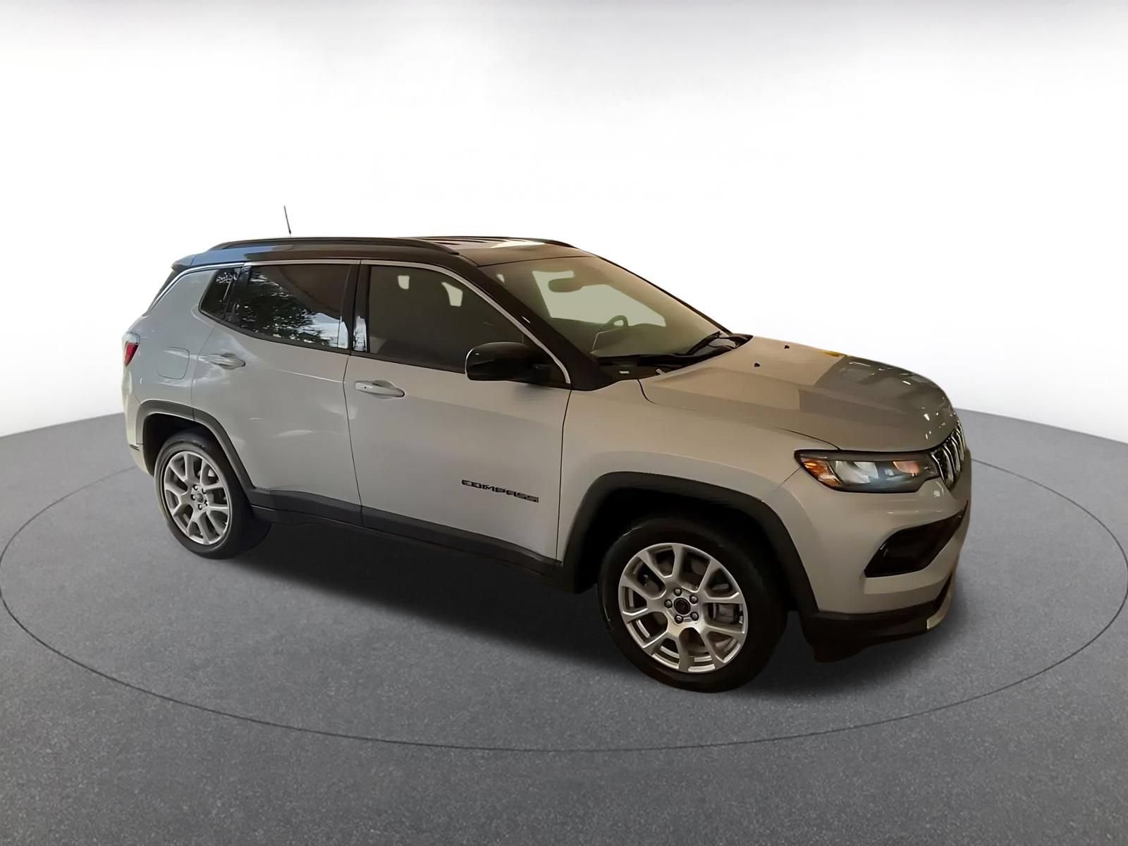 Used 2025 Jeep Compass Limited AWD/4WD image 2