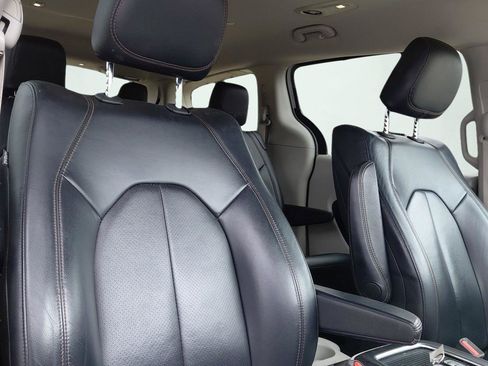Used 2019 Chrysler Pacifica Touring-L Plus w/ Tire & Wheel Group FWD image 11