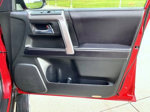 Used 2017 Toyota 4Runner SR5 AWD/4WD image 17