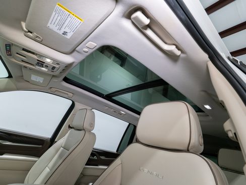 Used 2022 GMC Yukon XL Denali w/ Denali Premium Package image 17