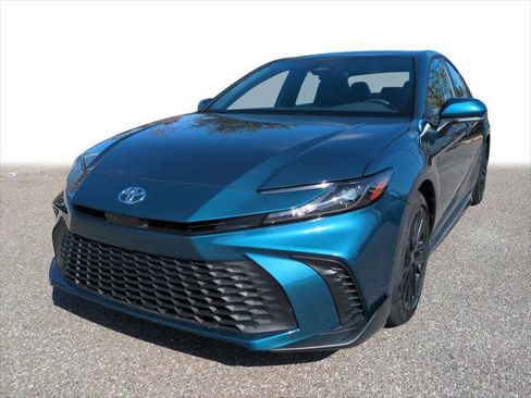 Certified 2025 Toyota Camry SE image 1