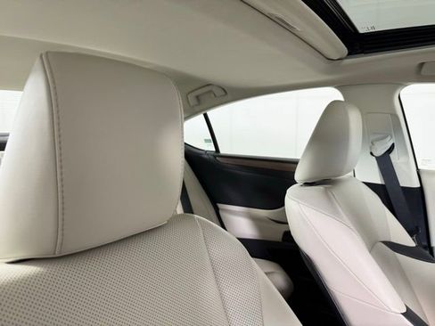 Certified 2025 Lexus ES 300h w/ Premium Package image 35