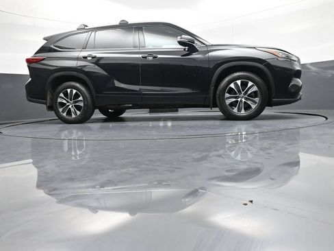 Certified 2020 Toyota Highlander XLE AWD/4WD image 31