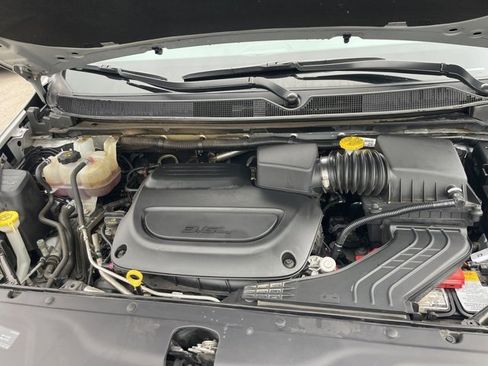 Used 2024 Chrysler Pacifica Touring-L image 36