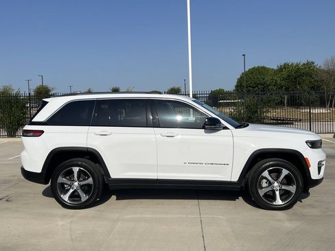 Used 2023 Jeep Grand Cherokee Limited w/ Luxury Tech Group II AWD/4WD image 3
