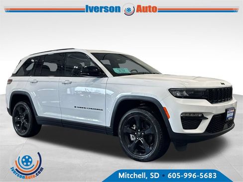 Used 2024 Jeep Grand Cherokee Limited w/ Black Appearance Package AWD/4WD image 3