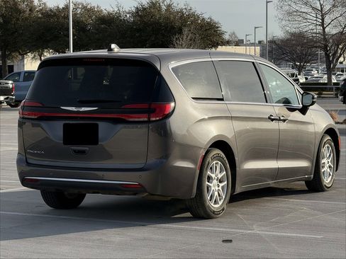 Used 2023 Chrysler Pacifica Touring-L image 4