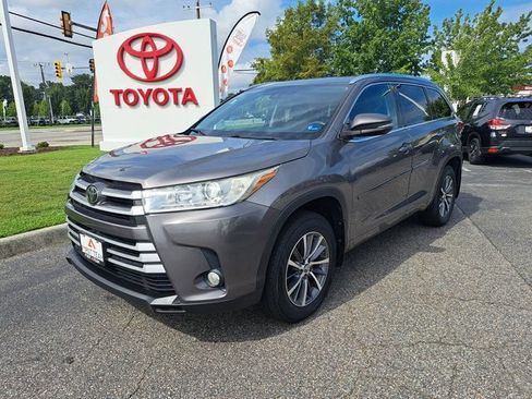 Used 2017 Toyota Highlander XLE w/ Protection Package #3 AWD/4WD image 2
