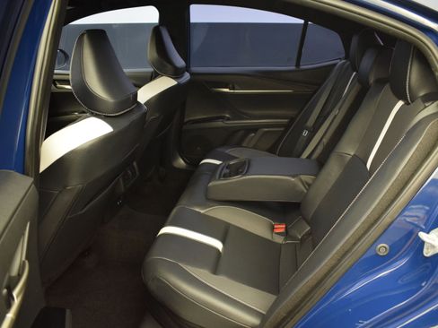 Used 2025 Toyota Camry SE w/ Convenience Package FWD image 12