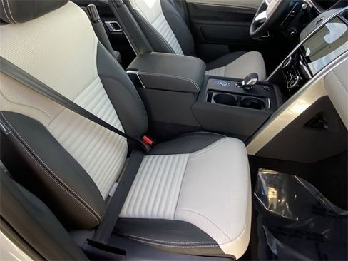 Used 2025 Land Rover Discovery Metropolitan Edition image 12