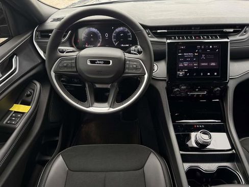 New 2025 Jeep Grand Cherokee Laredo image 4