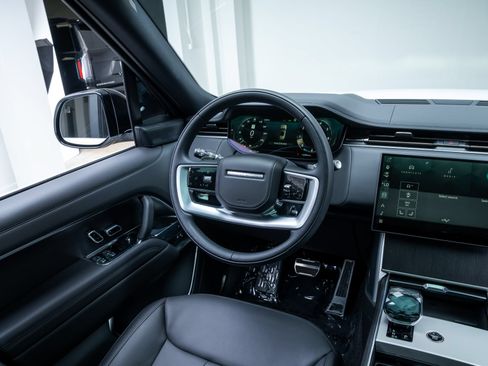 Used 2025 Land Rover Range Rover SE AWD/4WD image 9