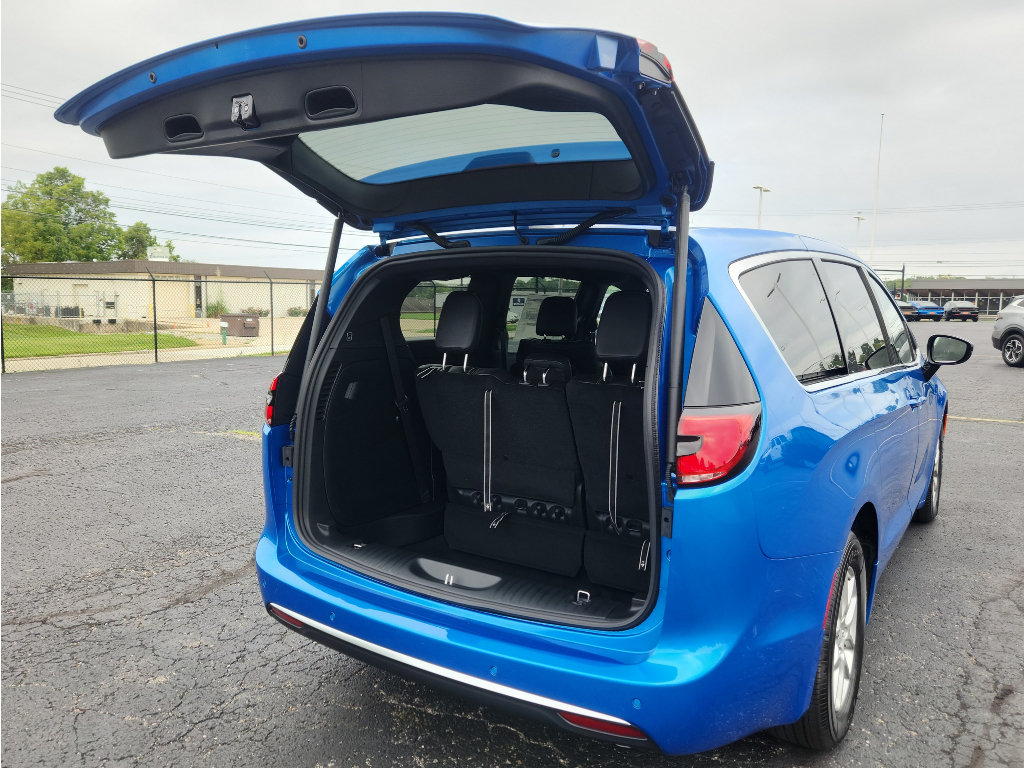 New 2027 Chrysler Pacifica Select FWD image 15