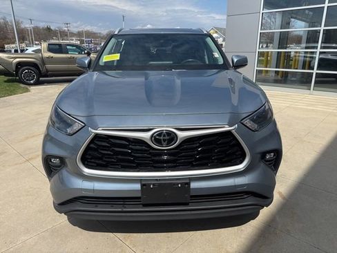 Used 2022 Toyota Highlander XLE AWD/4WD image 3