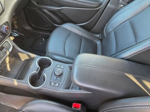 Used 2024 GMC Terrain SLT AWD/4WD image 30