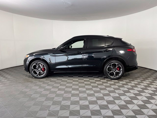Used 2023 Alfa Romeo Stelvio Veloce AWD/4WD image 4