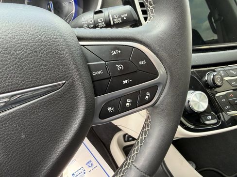 Used 2023 Chrysler Pacifica Touring-L FWD image 25
