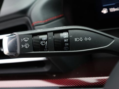 Used 2025 Chevrolet Traverse RS FWD image 42