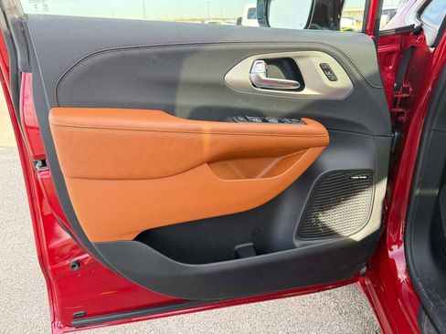 New 2026 Chrysler Pacifica Pinnacle image 24