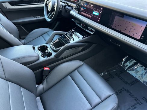 Certified 2025 Porsche Cayenne image 17
