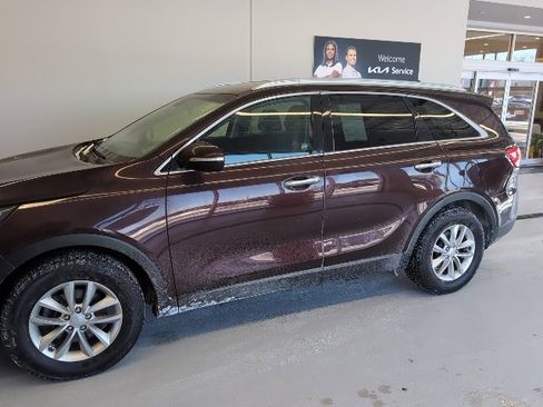 Used 2016 Kia Sorento LX image 2