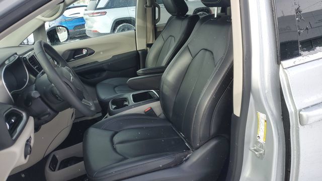 Used 2024 Chrysler Pacifica Touring-L FWD image 19