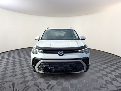 Used 2025 Volkswagen Taos SE image 2