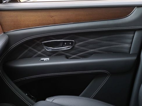 Used 2023 Bentley Bentayga Extended Wheelbase AWD/4WD image 15