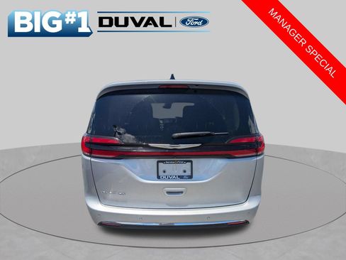 Used 2024 Chrysler Pacifica Touring-L FWD image 5