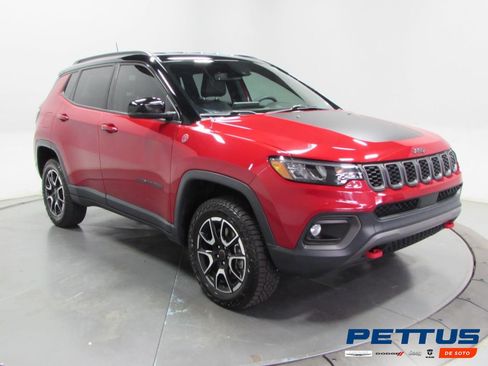 Used 2025 Jeep Compass Trailhawk AWD/4WD image 1