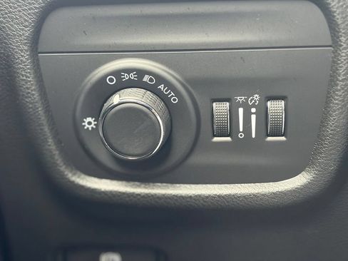 Used 2025 Jeep Grand Cherokee Altitude AWD/4WD image 31