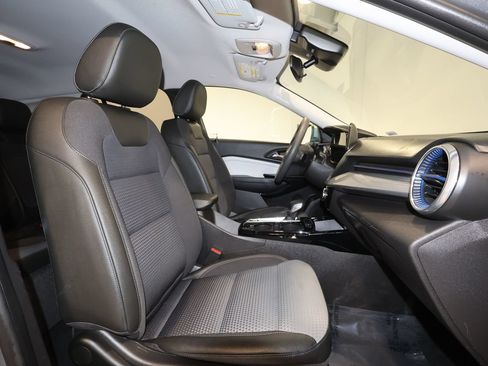 Used 2025 Chevrolet Trax LT FWD image 27