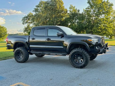 Used 2017 Toyota Tacoma TRD Off-Road w/ Tow Package (A/T) AWD/4WD image 2