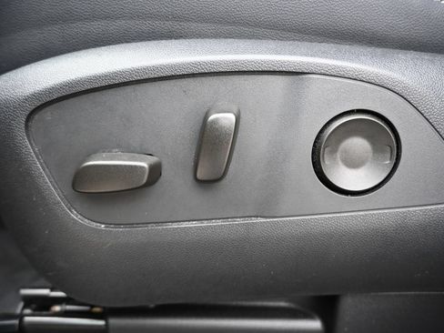 Used 2025 Chevrolet Traverse LT FWD image 11