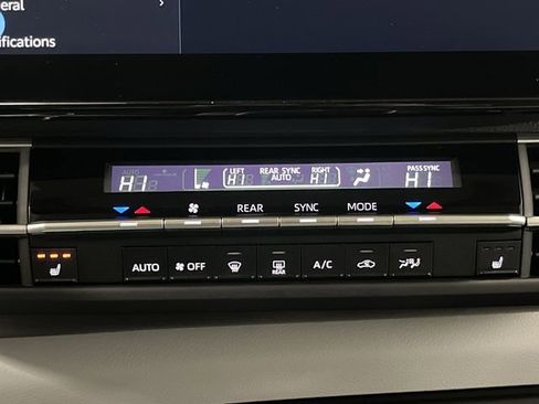 Used 2025 Toyota Sienna XLE image 19