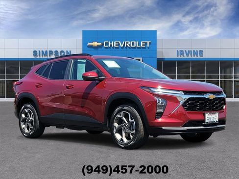 Used 2024 Chevrolet Trax LT w/ Driver Confidence Package FWD image 1