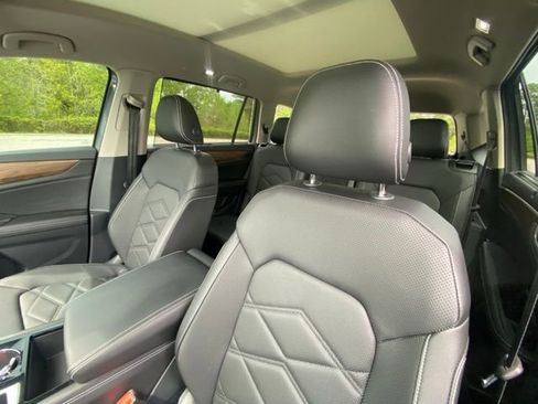 Used 2025 Volkswagen Atlas SE w/ Panoramic Sunroof Package image 12