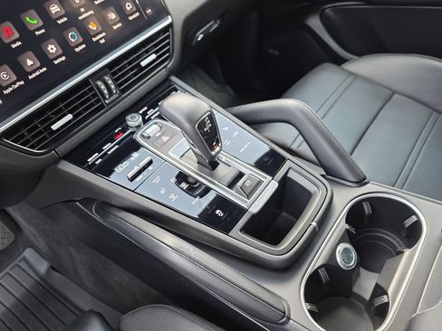 Used 2023 Porsche Cayenne Platinum Edition image 37