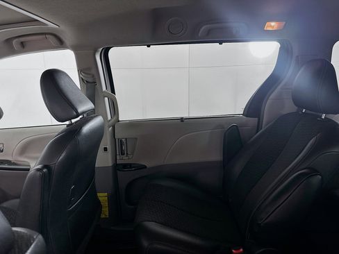 Used 2013 Toyota Sienna SE FWD image 32