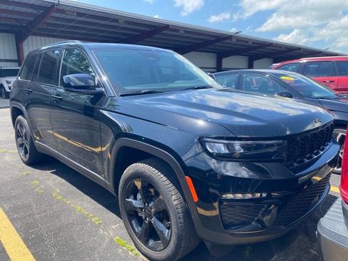Used 2023 Jeep Grand Cherokee Limited w/ Black Appearance Package AWD/4WD image 2