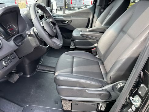 Used 2025 Mercedes-Benz Sprinter 2500 image 10