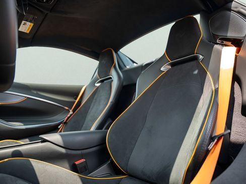 Used 2025 McLaren Artura Spider RWD image 37