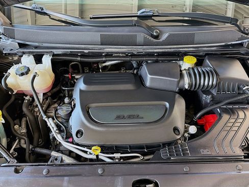 Used 2023 Chrysler Pacifica Touring-L FWD image 33