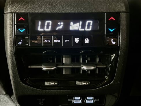 Used 2022 Jeep Grand Cherokee Overland w/ Luxury Tech Group IV AWD/4WD image 20