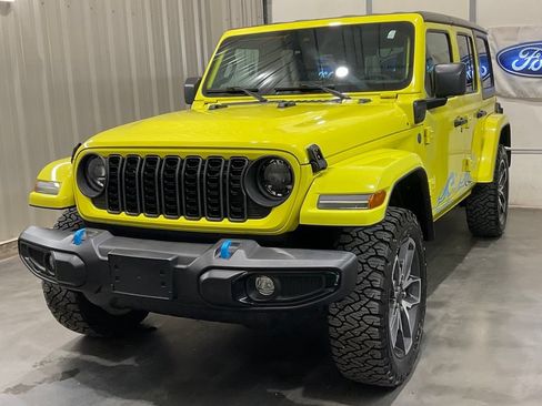 Used 2024 Jeep Wrangler Unlimited w/ Convenience Group AWD/4WD image 4