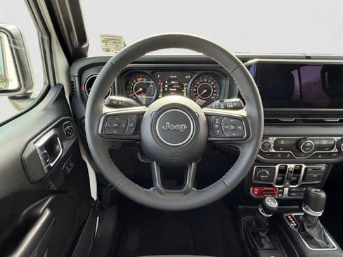 Used 2025 Jeep Wrangler Unlimited Rubicon AWD/4WD image 13