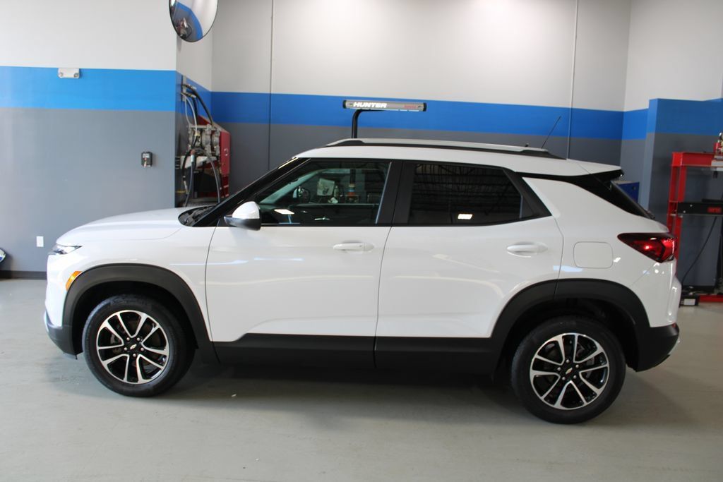Used 2025 Chevrolet TrailBlazer LT w/ LT Cold Weather Package FWD image 10