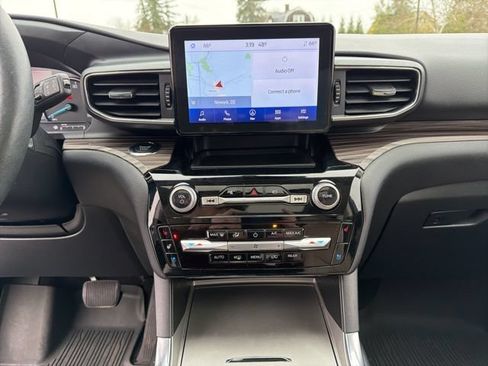 Used 2022 Ford Explorer Limited w/ Equipment Group 301A AWD/4WD image 18