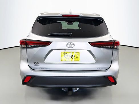 Used 2022 Toyota Highlander XLE AWD/4WD image 7
